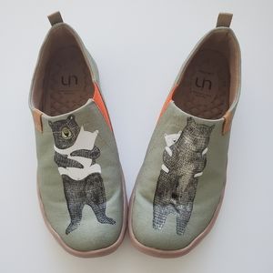 UIN Toledo Women's Size 10 Slip On Shoes Flats Art Bear Hug Canvas Shoes